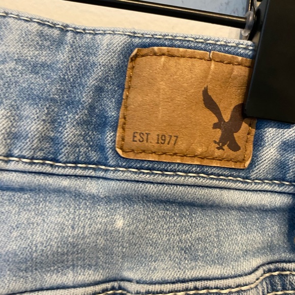 American Eagle Light Denim Midi Shorts Size 4 - Picture 6 of 6